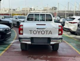 TOYOTA HILUX PET -D/CAB PLATINUM 4L