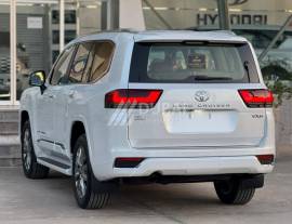 Toyota Land Cruiser 300 VXR 2023
